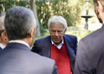 Felipe González dice que votará en blanco e ironiza:”Si nos visita 15 veces más Milei es posible que gane Sánchez”