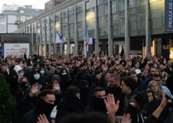 Centenares de jóvenes participan en una nueva protesta contra un acto de Vox en A Coruña, que finaliza sin incidentes